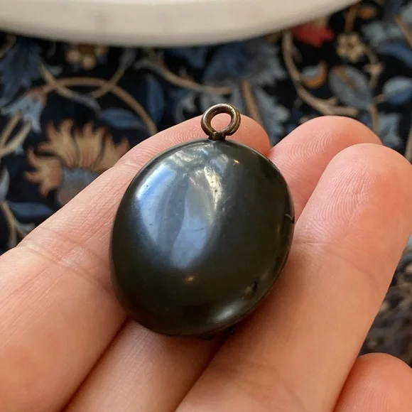 Antique Victorian Gutta Percha/Vulcanite Carved Floral Locket w/Interior Glass - Picture 12 of 14